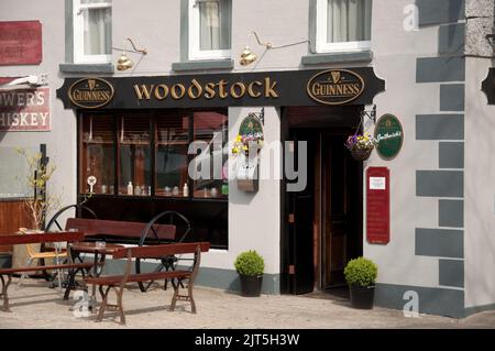 Woodstock Arms, Inistioge, Co. Kilkenny, Eire. Pub e piccolo villaggio in cui sono stati girati molti film. Foto Stock