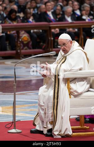 Vaticano, Vaticano. 27th ago, 2022. Papa Francesco consegna il suo discorso durante il Concistoro per creare 20 nuovi cardinali nella Basilica di San Pietro. Credit: SOPA Images Limited/Alamy Live News Foto Stock