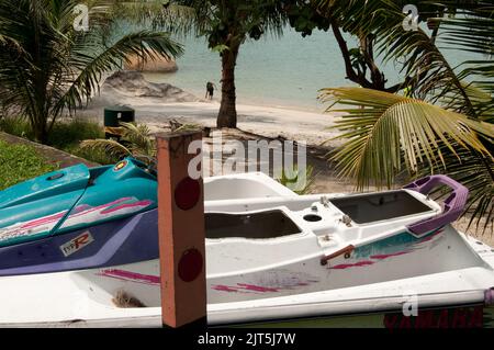 Vista di Cove dalla strada, Batu Ferringhi, Penang, Malesia, Asia. Bellissima vista mare con sabbia e mare. Baru Ferringhi è la zona turistica di Pen Foto Stock