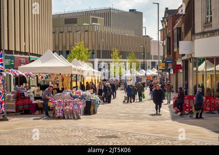 22 aprile 2022: Barnsley, South Yorkshire, UK - mercato di strada a Barnsley in una bella mattina di primavera. Foto Stock