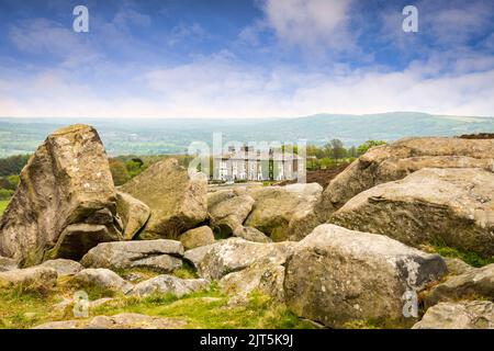 6 maggio 2022: Ilkley Moor, West Yorkshire, UK - The Cow and Calf, pub e hotel sulla strada di Ilkley Moor vicino alle formazioni rocciose con lo stesso nome. Vedere Foto Stock