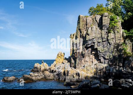 Ripide scogliere della costa settentrionale dell'isola di Bornholm - Helligdomsklipperne (rocce del Santuario), Danimarca Foto Stock