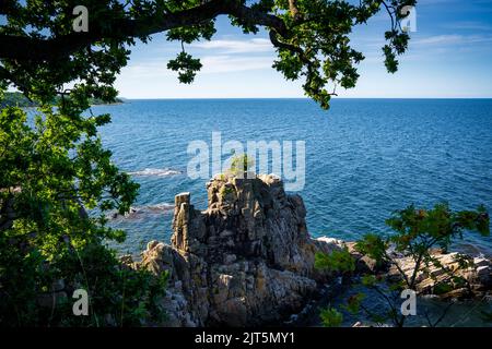 Scogliere della costa settentrionale dell'isola di Bornholm - Helligdomsklipperne (rocce del Santuario), Danimarca Foto Stock