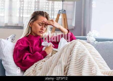 Giornata di malattia a casa. Donna bionda ha Coronavirus o raffreddore comune. Tosse. Primo piano di bella giovane donna catturato freddo o influenza malattia. Ritratto di Unhealt Foto Stock