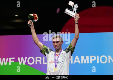 Tokyo, Giappone. 28th ago, 2022. Viktor Axelsen di Danimarca si pone sul podio durante la cerimonia di premiazione per i singoli maschili ai Campionati Mondiali BWF 2022 di Tokyo, Giappone, 28 agosto 2022. Credit: Zhang Xiaoyu/Xinhua/Alamy Live News Foto Stock