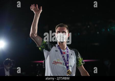 Tokyo, Giappone. 28th ago, 2022. Viktor Axelsen, di Danimarca, si è riversato sulla folla dopo la cerimonia di premiazione dei singoli uomini ai Campionati Mondiali BWF 2022 di Tokyo, Giappone, 28 agosto 2022. Credit: Zhang Xiaoyu/Xinhua/Alamy Live News Foto Stock