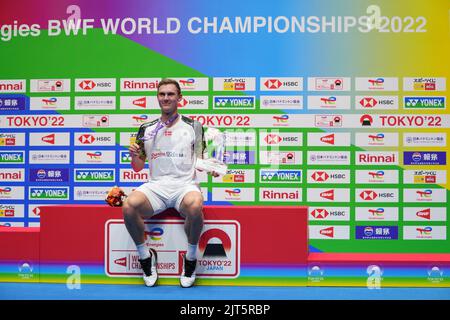 Tokyo, Giappone. 28th ago, 2022. Viktor Axelsen di Danimarca si pone sul podio dopo la cerimonia di premiazione per i singoli maschili ai Campionati Mondiali BWF 2022 di Tokyo, Giappone, 28 agosto 2022. Credit: Zhang Xiaoyu/Xinhua/Alamy Live News Foto Stock