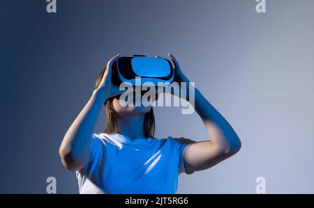 Progettista virtuale che lavora all'esperienza di simulazione olografica per il modello di costruzione. Concetto di ingegneria high-tech. Foto Stock