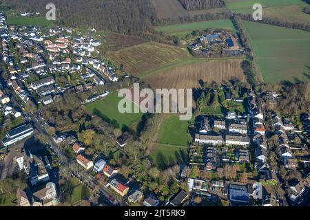 Vista aerea, trasferimento pianificato a Sodinger Straße dal campo sportivo Am Hillerberg nel quartiere Bergen di Bochum, zona di costruzione pianificata, zona della Ruhr, Foto Stock