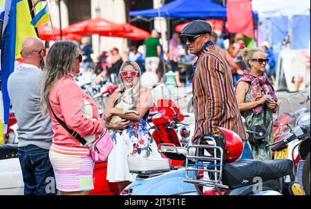 Brighton, Regno Unito. 28th ago, 2022. Centinaia di Mods a Brighton oggi come godono il loro evento Mod Weekend che include cavalcare fuori sui loro scooter e vari spettacoli di musica dal vivo . : Credit Simon Dack/Alamy Live News Foto Stock