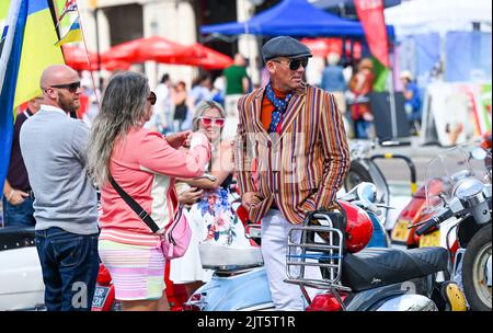 Brighton, Regno Unito. 28th ago, 2022. Centinaia di Mods a Brighton oggi come godono il loro evento Mod Weekend che include cavalcare fuori sui loro scooter e vari spettacoli di musica dal vivo . : Credit Simon Dack/Alamy Live News Foto Stock