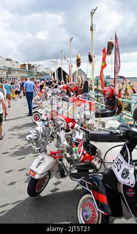 Brighton, Regno Unito. 28th ago, 2022. Centinaia di Mods a Brighton oggi come godono il loro evento Mod Weekend che include cavalcare fuori sui loro scooter e vari spettacoli di musica dal vivo . : Credit Simon Dack/Alamy Live News Foto Stock