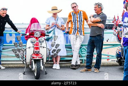 Brighton, Regno Unito. 28th ago, 2022. Centinaia di Mods a Brighton oggi come godono il loro evento Mod Weekend che include cavalcare fuori sui loro scooter e vari spettacoli di musica dal vivo . : Credit Simon Dack/Alamy Live News Foto Stock