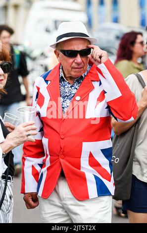 Brighton, Regno Unito. 28th ago, 2022. Centinaia di Mods a Brighton oggi come godono il loro evento Mod Weekend che include cavalcare fuori sui loro scooter e vari spettacoli di musica dal vivo . : Credit Simon Dack/Alamy Live News Foto Stock