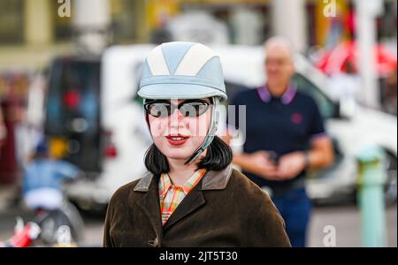 Brighton, Regno Unito. 28th ago, 2022. Centinaia di Mods a Brighton oggi come godono il loro evento Mod Weekend che include cavalcare fuori sui loro scooter e vari spettacoli di musica dal vivo . : Credit Simon Dack/Alamy Live News Foto Stock