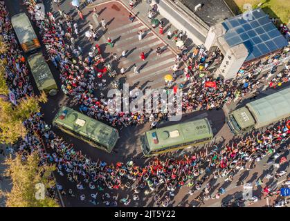 Chongqing. 28th ago, 2022. La foto aerea scattata il 28 agosto 2022 mostra i residenti che vedono fuori vigili del fuoco dalla provincia di Yunnan nel distretto Beibei di Chongqing, nella Cina sud-occidentale. Oltre 300 vigili del fuoco della provincia di Yunnan hanno lasciato Chongqing dopo che tutte le fiamme libere degli incendi boschivi scoppiati a Chongqing recentemente erano state messe fuori uso. Credit: Notizie dal vivo su Huang Wei/Xinhua/Alamy Foto Stock