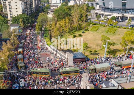 Chongqing. 28th ago, 2022. La foto aerea scattata il 28 agosto 2022 mostra i residenti che vedono fuori vigili del fuoco dalla provincia di Yunnan nel distretto Beibei di Chongqing, nella Cina sud-occidentale. Oltre 300 vigili del fuoco della provincia di Yunnan hanno lasciato Chongqing dopo che tutte le fiamme libere degli incendi boschivi scoppiati a Chongqing recentemente erano state messe fuori uso. Credit: Notizie dal vivo su Huang Wei/Xinhua/Alamy Foto Stock