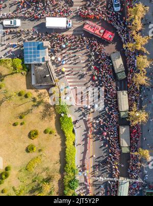 Chongqing. 28th ago, 2022. La foto aerea scattata il 28 agosto 2022 mostra i residenti che vedono fuori vigili del fuoco dalla provincia di Yunnan nel distretto Beibei di Chongqing, nella Cina sud-occidentale. Oltre 300 vigili del fuoco della provincia di Yunnan hanno lasciato Chongqing dopo che tutte le fiamme libere degli incendi boschivi scoppiati a Chongqing recentemente erano state messe fuori uso. Credit: Notizie dal vivo su Huang Wei/Xinhua/Alamy Foto Stock