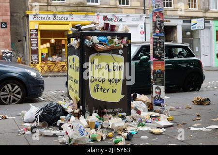 Edimburgo Scozia, Regno Unito. 28th ago, 2022. I bidoni traboccano con la lettiera nel centro della città a causa dell'azione di sciopero da parte dei lavoratori. Credit: SST/Alamy Live News Foto Stock