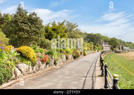 Grange-over-Sands, Cumbria, Regno Unito - splendidi giardini pluripremiati lungo il lungomare in una soleggiata giornata primaverile. Foto Stock