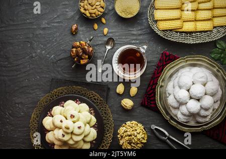 Biscotti per la celebrazione della festa islamica di El-Fitr (la festa che viene dopo il Ramadan). Varietà di dolci Eid al-Fitr (biscotti Kahk-Gorayeba). Foto Stock