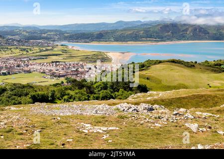 Llandudno West Shore dalla Grande Orme, con vista sul cricket ovale, campo da golf, spiaggia, case, l'estuario Conwy e le montagne di Snowdon Foto Stock