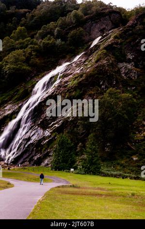 Le cascate di Powerscourt a Enniskerry, Irlanda, sono le seconde cascate più alte d'Irlanda e meritano una visita. Foto Stock