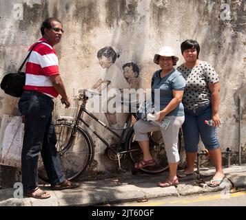 Posa intorno Street Art, George Town, Penang, Malesia, Asia Foto Stock