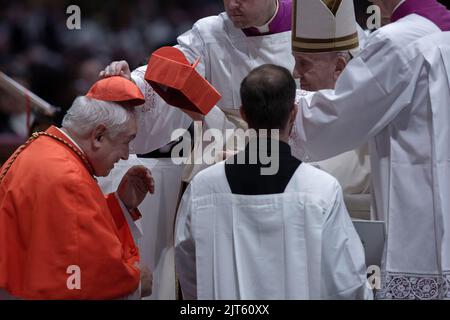 Città del Vaticano, Vaticano, 27 agosto 2022. Jean Marc Aveline, arcivescovo di Marsiglia (Francia), riceve il cappello rosso, biretta, da Papa Francesco durante uno straordinario Concistoro per la creazione di 21 Cardinali, nella Basilica di San Pietro. Credit: Maria Grazia Picciarella/Alamy Live News Foto Stock