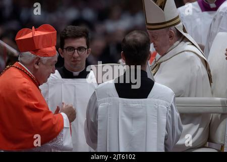 Città del Vaticano, Vaticano, 27 agosto 2022. Jean Marc Aveline, arcivescovo di Marsiglia (Francia), riceve il cappello rosso, biretta, da Papa Francesco durante uno straordinario Concistoro per la creazione di 21 Cardinali, nella Basilica di San Pietro. Credit: Maria Grazia Picciarella/Alamy Live News Foto Stock