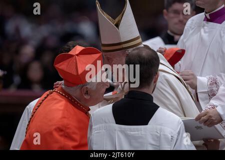 Città del Vaticano, Vaticano, 27 agosto 2022. Jean Marc Aveline, arcivescovo di Marsiglia (Francia), riceve il cappello rosso, biretta, da Papa Francesco durante uno straordinario Concistoro per la creazione di 21 Cardinali, nella Basilica di San Pietro. Credit: Maria Grazia Picciarella/Alamy Live News Foto Stock