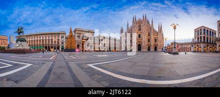 Milano, Italia al Duomo e alla Galleria di Milano durante il periodo natalizio all'alba. Foto Stock