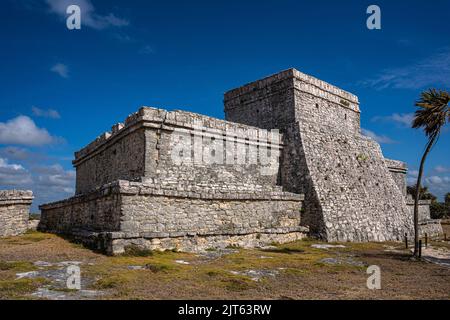 Un bellissimo scatto della zona archeologica di Tulum sotto il cielo sfocato in Messico Foto Stock