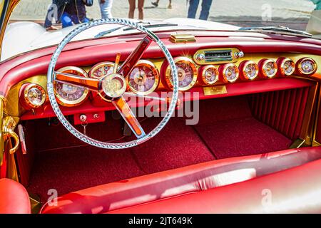 Highlands, NC - 11 giugno 2022: Primo piano vista dettagliata dell'interno di una Cadillac Ellegante Convertibile del 1953 in occasione di una fiera automobilistica locale. Foto Stock