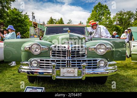 Highlands, NC - 11 giugno 2022: Vista frontale in prospettiva bassa di una Lincoln Continental Cabriolet del 1948 ad una fiera automobilistica locale. Foto Stock