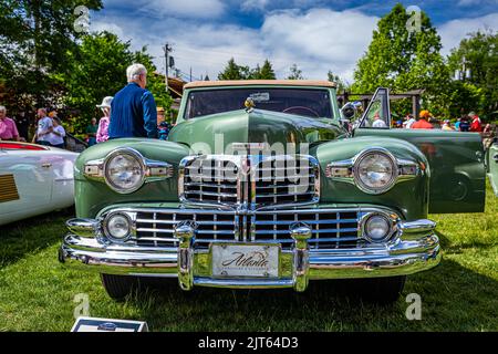 Highlands, NC - 11 giugno 2022: Vista frontale in prospettiva bassa di una Lincoln Continental Cabriolet del 1948 ad una fiera automobilistica locale. Foto Stock