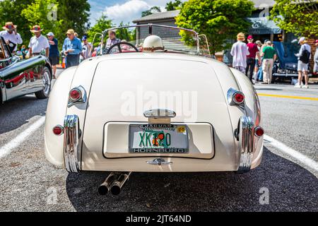 Highlands, NC - 11 giugno 2022: Vista posteriore in prospettiva bassa di una Jaguar XK120 Open 1954 Roadster a due posti a una fiera automobilistica locale. Foto Stock