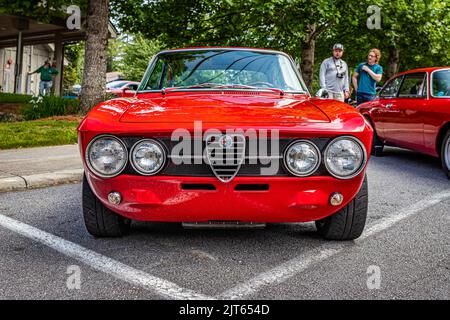 Highlands, NC - 11 1750 giugno 2022: Vista frontale in prospettiva bassa di una Alfa Romeo 1971 GTV Hardtop Coupe in occasione di una fiera automobilistica locale. Foto Stock