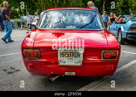 Highlands, NC - 10 1750 giugno 2022: Vista posteriore in prospettiva bassa di una Alfa Romeo 1971 GTV Hardtop Coupe in occasione di una fiera automobilistica locale. Foto Stock