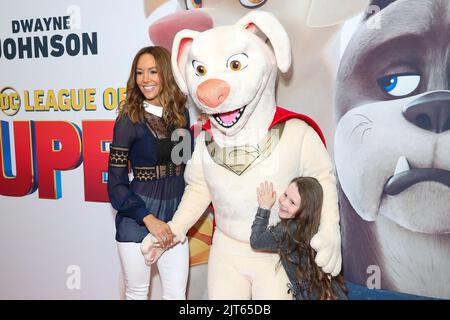 28 agosto 2022: KYLY CLARKE e sua figlia KELSEY LEE CLARKE partecipano alla 'DC League of Super-Pets' Sydney Premiere agli Eventi Cinemas Bondi Junction il 28 agosto 2022 a Sydney, NSW Australia (Credit Image: © Christopher Khoury/Australian Press Agency via ZUMA Wire) Foto Stock