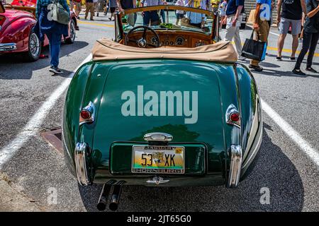 Highlands, NC - 10 giugno 2022: Vista prospettica posteriore di una Jaguar 1953 Drophead Coupe XK120 ad una fiera automobilistica locale. Foto Stock