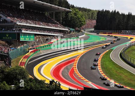 Spa, Belgio. 28th ago, 2022. Spa Francorchamps, Belgio. 28th ago, 2022. L'inizio della gara. Gran Premio del Belgio, domenica 28th agosto 2022. Spa-Francorchamps, Belgio. Credit: James Moy/Alamy Live News Credit: James Moy/Alamy Live News Foto Stock