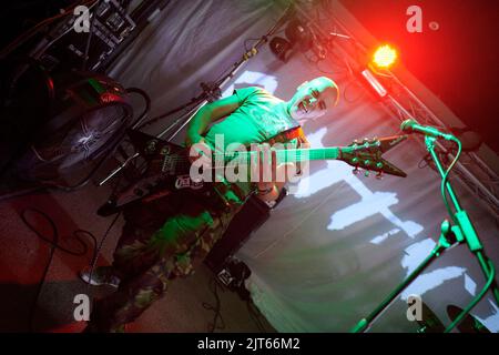 Stoke Prior, Regno Unito, 28 agosto 2022, Cuttin Edge si esibisce l'ultimo giorno al Beermageddon Heavy Metal Festival. Credit: Will Tudor/Alamy Live News Foto Stock