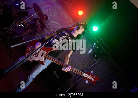 Stoke Prior, Regno Unito, 28 agosto 2022, Cuttin Edge si esibisce l'ultimo giorno al Beermageddon Heavy Metal Festival. Credit: Will Tudor/Alamy Live News Foto Stock