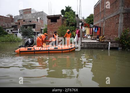 Utttar Pradesh. 28th ago, 2022. I soccorritori distribuiscono forniture di soccorso alle persone colpite dalle inondazioni nel distretto di Prayagraj, nello stato settentrionale dell'India, Utttar Pradesh, 28 agosto 2022. Credit: Str/Xinhua/Alamy Live News Foto Stock