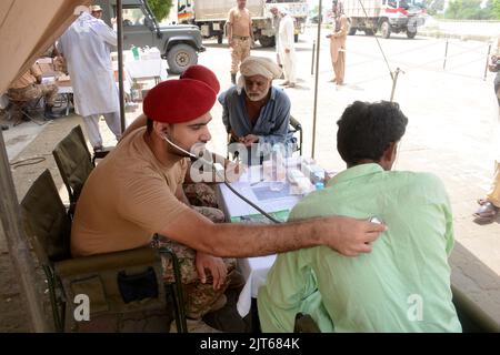 (220828) -- RAJANPUR, 28 agosto 2022 (Xinhua) -- i medici militari esaminano le persone colpite dalle inondazioni in un ospedale di fortuna nel distretto di Rajanpur della provincia pakistana del Punjab il 27 agosto 2022. Il numero di morti in incidenti separati causati da forti piogge in tutto il Pakistan è salito a 1.000 dall'inizio della stagione monsonica il 14 giugno, la National Disaster Management Authority (NDMA) ha detto il Sabato notte. (Foto di Mansoor/Xinhua) Foto Stock