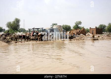 (220828) -- RAJANPUR, 28 agosto 2022 (Xinhua) -- le case sono danneggiate dall'inondazione nel distretto di Rajanpur della provincia pakistana del Punjab il 27 agosto 2022. Il numero di morti in incidenti separati causati da forti piogge in tutto il Pakistan è salito a 1.000 dall'inizio della stagione monsonica il 14 giugno, la National Disaster Management Authority (NDMA) ha detto il Sabato notte. (Foto di Mansoor/Xinhua) Foto Stock