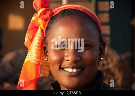 Donna senegalese, in spiaggia, Saly-Portudal, Petite Côte del Senegal, Senegal Foto Stock