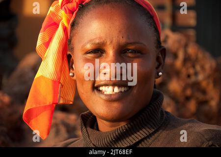 Donna senegalese, in spiaggia, Saly-Portudal, Petite Côte del Senegal, Senegal Foto Stock