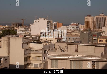 Tetti a Dusk, Dakar, Senegal. Oceano Atlantico in lontananza Foto Stock